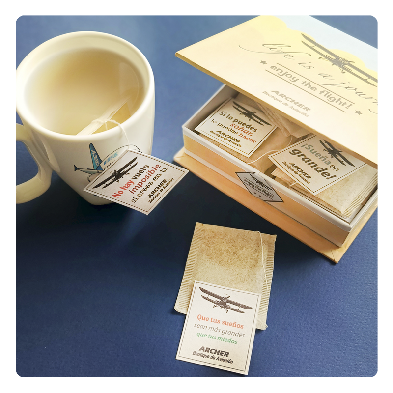 Caja personalidad de agua aromática o té con temática y mensajes positivos alusivos a la aviación. Regalos y detalles para personal de aviación. Cajas sorpresa.