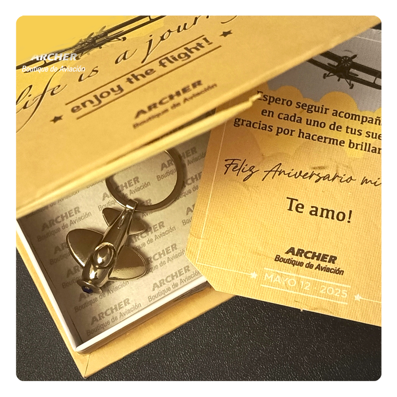 Regalos para pilotos de  recuerdo de mi primer vuelo con llavero y portavasos. Cajas sorpresa personalizadas para amantes de los aviones