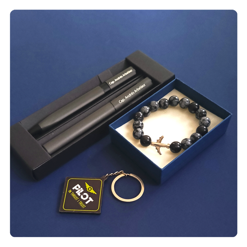 Regalos para personal de aviación, azafatas, tcp, auxiliares de vuelo, tripulantes de cabina de pasajeros, pilotos. Kit pulsera de obsidiana con dije de avión y esferos marcados y llavero piloto